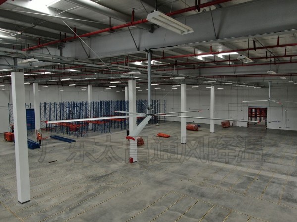 為什么廠房要安裝工業(yè)大風(fēng)扇通風(fēng)降溫呢？