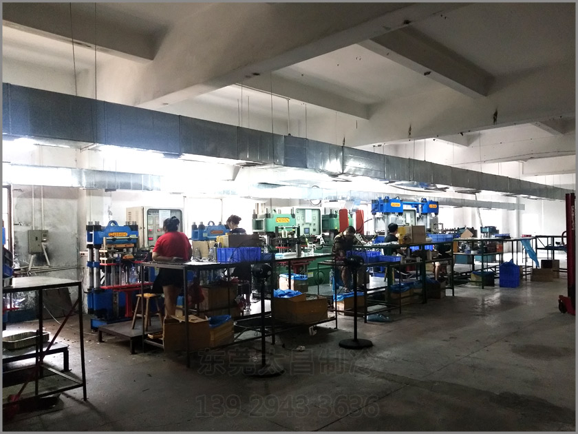 樟木頭吸盤廠車間降溫工程,環(huán)?？照{(diào),車間降溫,大型空調(diào),廠房降溫,潤東方環(huán)?？照{(diào)